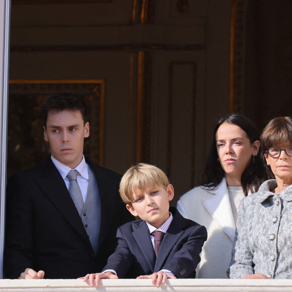 Louis Ducruet, Sacha Casiraghi, Pauline Ducruet et la princesse Stéphanie de Monaco - La famille princière de Monaco au balcon du palais, à l'occasion de la Fête Nationale de Monaco. Le 19 novembre 2023 © Claudia Albuquerque / Bestimage 