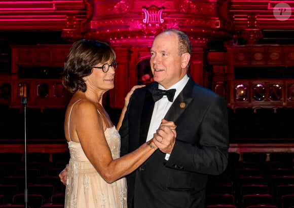 Le prince Albert II de Monaco et la princesse Stéphanie de Monaco lors du Bal du Centenaire en hommage au Prince Rainier III au profit de "The Fight Aids Monaco" à l'atrium du Casino de Monte-Carlo à Monaco, le 20 octobre 2023. © Jean-Charles Vinaj/Pool Monaco/Bestimage 