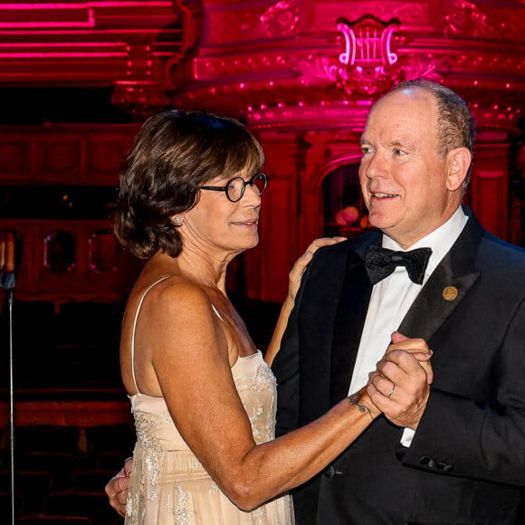 Le prince Albert II de Monaco et la princesse Stéphanie de Monaco lors du Bal du Centenaire en hommage au Prince Rainier III au profit de "The Fight Aids Monaco" à l'atrium du Casino de Monte-Carlo à Monaco, le 20 octobre 2023. © Jean-Charles Vinaj/Pool Monaco/Bestimage 