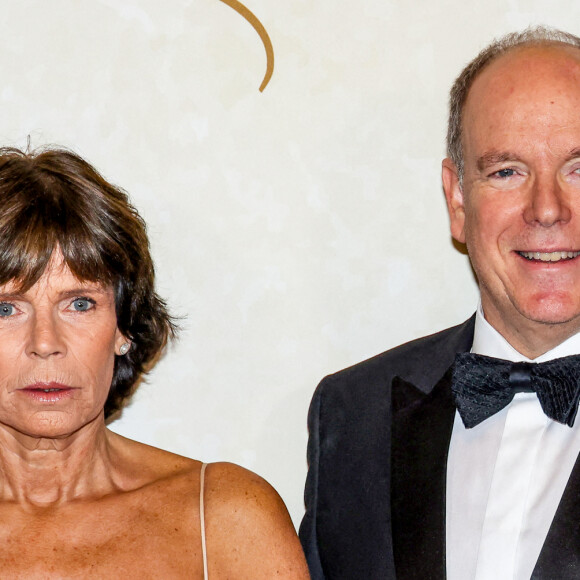 "Pour ma part, je ne l'ai pas appris de cette façon, j'avais été prévenue avant (rires). Je suis très heureuse pour eux [...] C'est une belle aventure" explique-t-elle.
Le prince Albert II de Monaco, la princesse Stéphanie de Monaco au photocall du Bal du Centenaire en hommage au Prince Rainier III à l'atrium du Casino de Monte-Carlo à Monaco, le 20 octobre 2023. © Jean-Charles Vinaj/Pool Monaco/Bestimage 
