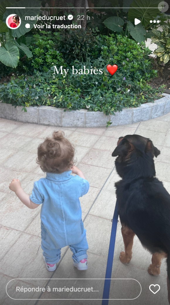 Et la petite Victoire se porte comme un charme : "Elle marche depuis peu, mais cela reste tout à fait normal pour une enfant de plus d'un an désormais." 
Marie Ducruet dévoile une magnifique photo de sa fille Victoire sur Instagram.