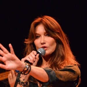 Carla Bruni chante sur la scène du Teatro Dal Verme dans le cadre du Worm Up! Festival le 6 juillet 2024. 