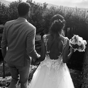 Une longue robe de mariée avec décolletée devant mais aussi dans le dos

Noura, la femme de Jo-Wilfried Tsonga dévoile des photos de leur mariage sur Instagram le 23 juillet 2018.