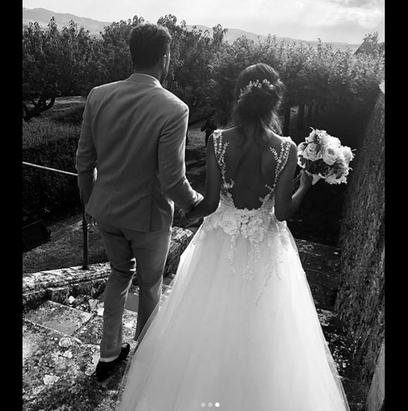 Une longue robe de mariée avec décolletée devant mais aussi dans le dos

Noura, la femme de Jo-Wilfried Tsonga dévoile des photos de leur mariage sur Instagram le 23 juillet 2018.