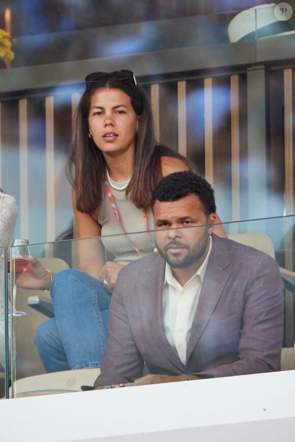 Jo-Wilfried Tsonga et sa femme Noura El Shwekh en tribunes lors des Internationaux de France de tennis de Roland Garros 2023, à Paris, France, le 6 juin 2023. © Jacovides-Moreau/Bestimage