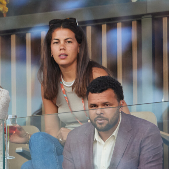 Jo-Wilfried Tsonga et sa femme Noura El Shwekh en tribunes lors des Internationaux de France de tennis de Roland Garros 2023, à Paris, France, le 6 juin 2023. © Jacovides-Moreau/Bestimage