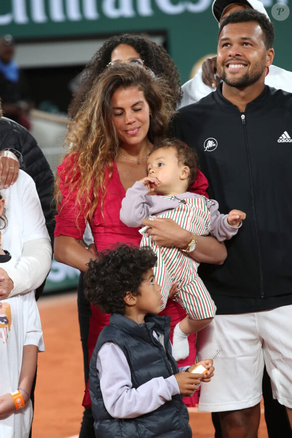 Jo-Wilfried Tsonga et Noura El Shwekh ont choisi un château dans le Beaujolais pour la cérémonie

Jo-Wilfried Tsonga avec sa femme Noura El Shwekh et leurs enfants - Jo-Wilfried Tsonga reçoit le trophée de la FFT pour l'ensemble de sa carrière et fait ses Adieux après sa défaite lors des Internationaux de France de Tennis de Roland Garros 2022 - Jour 3. A Paris le 24 Mai 2022. © Bertrand Rindoff/Bestimage 