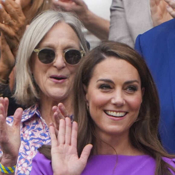 Elle a depuis choisi l'option du repos et a limité ses apparitions publiques jusqu'au Trooping the Colour. 
La princesse Catherine de Galles lors de la finale Hommes du tournoi de tennis de Wimbledon. Le 14 juillet 2024