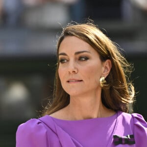 Catherine (Kate) Middleton remet la coupe à Carlos Alcaraz après sa victoire face à Novak Djokovic en finale du tournoi de Wimbledon 2024 (6/2 - 6/2 - 7/6). Wimbledon, le 14 juillet 2024.