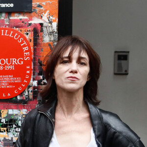 Ben Attal, Rachida Dati (ministre de la culture), Charlotte Gainsbourg lors de la cérémonie de dévoilement de la plaque "Maison des Illustres" de la Maison Gainsbourg à Paris, France, le 2 avril 2024. © Christophe Clovis/Bestimage 