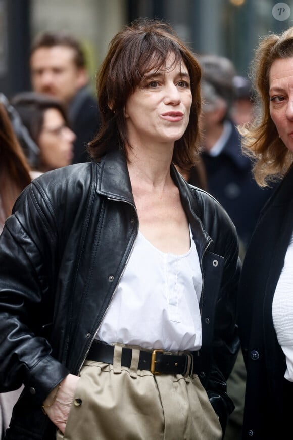 Charlotte Gainsbourg lors de la cérémonie de dévoilement de la plaque "Maison des Illustres" de la Maison Gainsbourg à Paris, France, le 2 avril 2024. © Christophe Clovis/Bestimage 