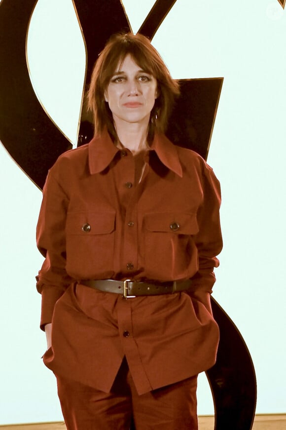 "j'essaie de faire au mieux pour moi et que lorsque je suis très maquillée je suis très, très moche ! Sur ce plan-là, je me connais" a-t-elle répondu.
Charlotte Gainsbourg, au photocall du défilé Saint Laurent collection femme automne/hiver 2024-2025 lors de la fashion week à Paris (PFW) le 27 février 2024. © Olivier Borde / Bestimage 