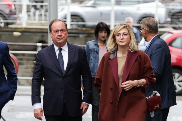 Malgré les 22 ans qui les séparent, l'ancien président et l'actrice vivent une véritable passion amoureuse.
L'ancien président français, membre du Parti socialiste de gauche (PS) et candidat de la coalition de gauche Nouveau Front Populaire (NFP) dans le département de la Corrèze, François Hollande et son épouse, l'actrice française Julie Gayet, arrivent au bureau de vote pour voter au premier tour des élections législatives à Tulle, le 30 juin 2024. Thibaud Moritz/ABACAPRESS.COM