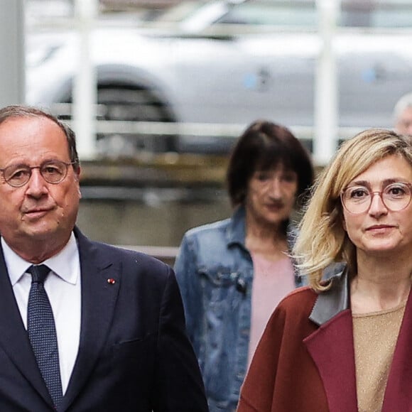 Malgré les 22 ans qui les séparent, l'ancien président et l'actrice vivent une véritable passion amoureuse.
L'ancien président français, membre du Parti socialiste de gauche (PS) et candidat de la coalition de gauche Nouveau Front Populaire (NFP) dans le département de la Corrèze, François Hollande et son épouse, l'actrice française Julie Gayet, arrivent au bureau de vote pour voter au premier tour des élections législatives à Tulle, le 30 juin 2024. Thibaud Moritz/ABACAPRESS.COM