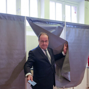 L'ancien président français François Hollande et son épouse Julie Gayet votent dans un bureau de vote à Tulle, le 7 juillet 2024. Laetitia Notarianni/Xinhua/ABACAPRESS.COM