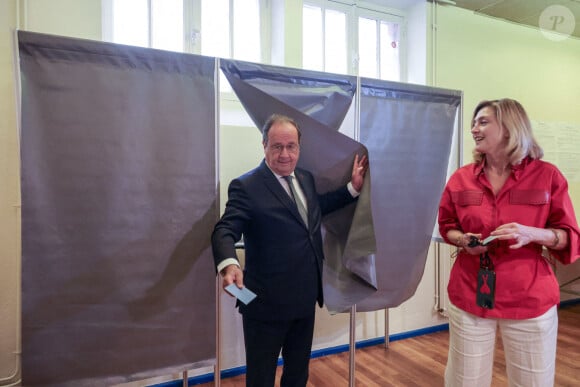 L'ancien président français François Hollande et son épouse Julie Gayet votent dans un bureau de vote à Tulle, le 7 juillet 2024. Laetitia Notarianni/Xinhua/ABACAPRESS.COM