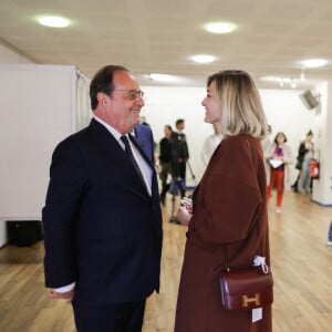 L'ancien président français François Hollande, candidat de la coalition de gauche Nouveau Front Populaire (NFP) dans le département de la Corrèze, et son épouse Julie Gayet discutent dans le bureau de vote à Tulle, le 30 juin 2024. Thibaud Moritz/ABACAPRESS.COM