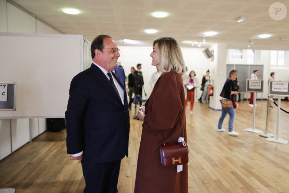 L'ancien président français François Hollande, candidat de la coalition de gauche Nouveau Front Populaire (NFP) dans le département de la Corrèze, et son épouse Julie Gayet discutent dans le bureau de vote à Tulle, le 30 juin 2024. Thibaud Moritz/ABACAPRESS.COM