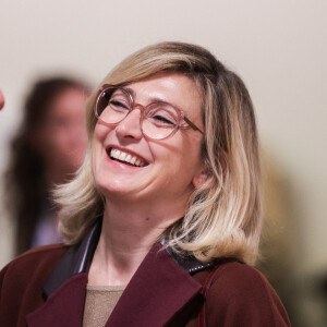 Julie Gayet est en couple avec François Hollande depuis déjà dix ans.
L'actrice française Julie Gayet vote dans un bureau de vote lors du premier tour des élections législatives à Tulle. Thibaud Moritz/ABACAPRESS.COM