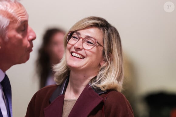 Julie Gayet est en couple avec François Hollande depuis déjà dix ans.
L'actrice française Julie Gayet vote dans un bureau de vote lors du premier tour des élections législatives à Tulle. Thibaud Moritz/ABACAPRESS.COM