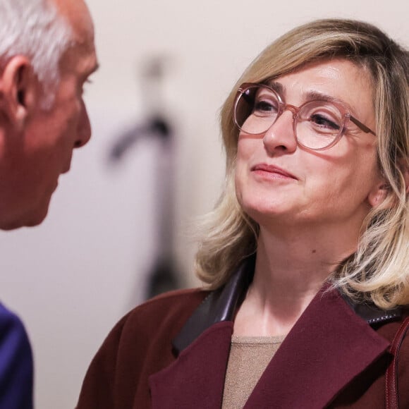 Emue, bouche bée, la mère de famille ne s'attendait pas à ce que son époux, fraîchement élu député, accepte de fendre l'armure.
L'actrice française Julie Gayet vote dans un bureau de vote lors du premier tour des élections législatives à Tulle, le 30 juin 2024. Thibaud Moritz/ABACAPRESS.COM