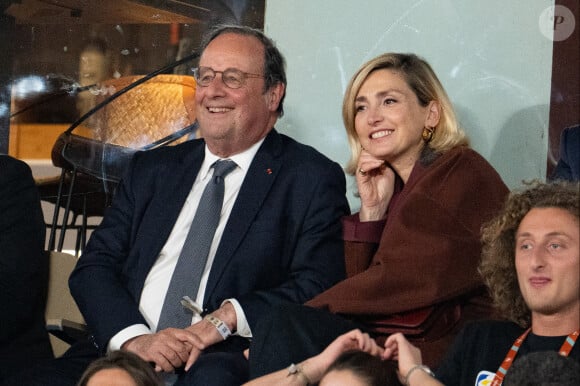 Mariés depuis deux ans, les deux tourtereaux s'affichent désormais fièrement, et n'ont plus peur des paparazzis et du public.
François Hollande et Julie Gayet assistent aux Internationaux de France 2024 à Roland Garros le 4 juin 2024 à Paris. Laurent Zabulon/ABACAPRESS.COM