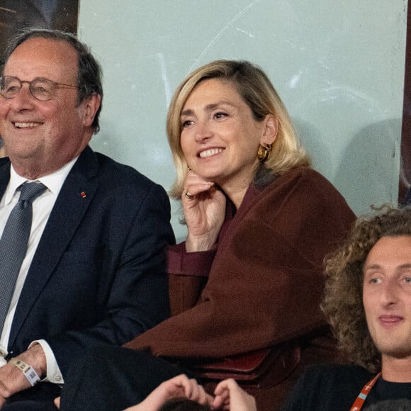 Mariés depuis deux ans, les deux tourtereaux s'affichent désormais fièrement, et n'ont plus peur des paparazzis et du public.
François Hollande et Julie Gayet assistent aux Internationaux de France 2024 à Roland Garros le 4 juin 2024 à Paris. Laurent Zabulon/ABACAPRESS.COM