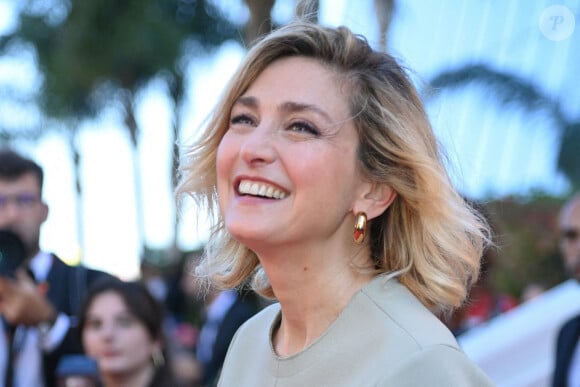 Julie Gayet assiste à l'avant-première de "Kinds Of Kindness" dans le cadre du 77e Festival international du film de Cannes, le 17 mai 2024. Aurore Maréchal/ABACAPRESS.COM