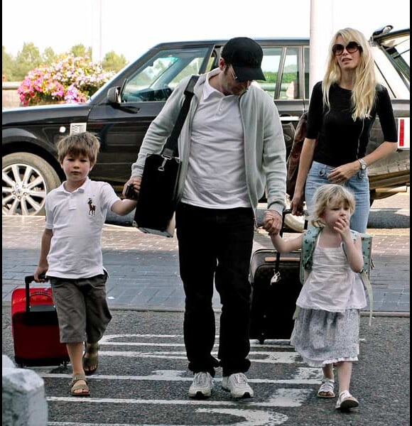 Claudia Schiffer avec son mari Matthew Vaughn et leurs enfants à Londres en août 2009