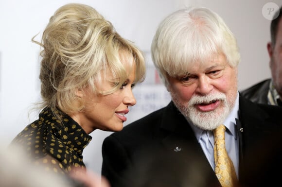 Pamela Anderson, Paul Watson (fondateur de la Sea Shepherd Conservation Society) - L'actrice américaine Pamela Anderson a tenu une conférence de presse aux côtés de la députée Laurence Abeille, le fondateur de l'ONG Sea Shepherd Paul Watson, l'ancienne Miss France Delphine Wespiser et le porte-parole de la Fondation Brigitte Bardot, Christophe Marie à l'Assemblée Nationale à Paris, le 19 janvier 2016. L'actrice américaine est venue soutenir la présentation d'une proposition de loi écologiste sur le gavage d'animaux pour la production de foie gras. © Dominique Jacovides/Bestimage