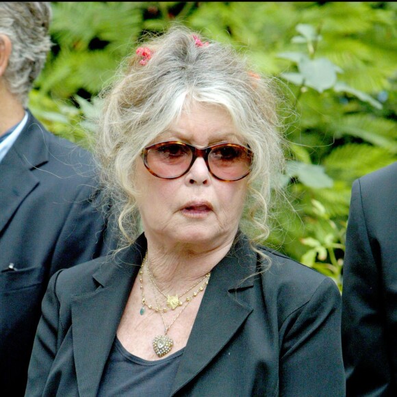 Et de regretter que le gouvernement japonais, "pays gangster" selon elle, "a déclenché une chasse à l'homme mondiale" envers Paul Watson qui risque aujourd'hui d'être extradé au Japon… 
Brigitte Bardot - Obsèques d'Olga Horstig Trimuz à la cathédrale russe Alexandre Nevsky à Paris.