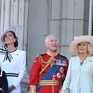 Le prince William, prince de Galles, Catherine (Kate) Middleton, princesse de Galles, le prince George de Galles, le prince Louis de Galles, la princesse Charlotte de Galles, le roi Charles III d'Angleterre, Camilla Parker Bowles, reine consort d'Angleterre, Sophie Rhys-Jones, duchesse d'Edimbourg et le prince Edward, duc d'Edimbourg - Les membres de la famille royale britannique au balcon du Palais de Buckingham lors de la parade militaire "Trooping the Colour" à Londres, Royaume Uni, le 15 juin 2024. © Backgrid UK/Bestimage 