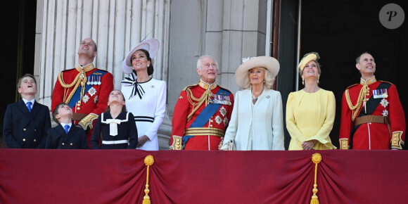 Le prince William, prince de Galles, Catherine (Kate) Middleton, princesse de Galles, le prince George de Galles, le prince Louis de Galles, la princesse Charlotte de Galles, le roi Charles III d'Angleterre, Camilla Parker Bowles, reine consort d'Angleterre, Sophie Rhys-Jones, duchesse d'Edimbourg et le prince Edward, duc d'Edimbourg - Les membres de la famille royale britannique au balcon du Palais de Buckingham lors de la parade militaire "Trooping the Colour" à Londres, Royaume Uni, le 15 juin 2024. © Backgrid UK/Bestimage 