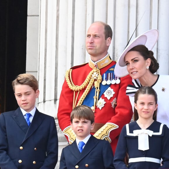 Le prince William, prince de Galles, Catherine (Kate) Middleton, princesse de Galles, le prince George de Galles, le prince Louis de Galles, la princesse Charlotte de Galles - Les membres de la famille royale britannique au balcon du Palais de Buckingham lors de la parade militaire "Trooping the Colour" à Londres, Royaume Uni, le 15 juin 2024. © Justin Goff/GoffPhotos/Bestimage 