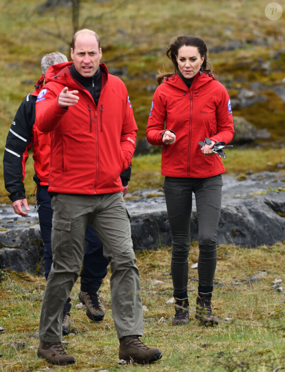 Dans le but de recruter un(e) secrétaire privé(e) adjoint(e)
Le prince William, prince de Galles, et Catherine (Kate) Middleton, princesse de Galles, en visite au siège de l'équipe de sauvetage en montagne de Central Beacons à Merthyr Tydfil, au Pays de Galles, le 27 avril 2023. 