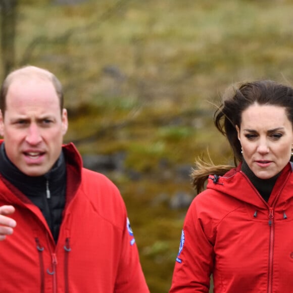 Dans le but de recruter un(e) secrétaire privé(e) adjoint(e)
Le prince William, prince de Galles, et Catherine (Kate) Middleton, princesse de Galles, en visite au siège de l'équipe de sauvetage en montagne de Central Beacons à Merthyr Tydfil, au Pays de Galles, le 27 avril 2023. 