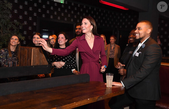 Le prince William, prince de Galles, et Catherine (Kate) Middleton, princesse de Galles, lors d'une visite au pub "The Rectory" à Birmingham, le 20 avril 2023. Ils ont rencontré les futurs dirigeants et propriétaires d'entreprises locales du secteur des industries créatives de la ville. 