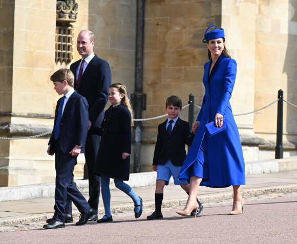 La personne aura pour mission d'organiser l'agenda royal du couple et ses déplacements au sein du Royaume-Uni et surtout lors de sa venue au Pays de Galles
Le prince William, prince de Galles, Le prince George de Galles, La princesse Charlotte de Galles, Le prince Louis de Galles, Catherine (Kate) Middleton, princesse de Galles - La famille royale du Royaume Uni arrive à la chapelle Saint George pour la messe de Pâques au château de Windsor le 9 avril 2023. 