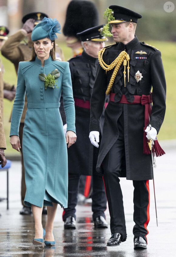 Si maîtriser le gallois est obligatoire, le parler, l'écrire et le comprendre couramment est fortement encouragé.
Le prince William, prince de Galles, et la colonelle Catherine (Kate) Middleton, princesse de Galles, à l'assemblée annuelle des Irish Guards Parade de la St Patrick à Mons Barracks à Aldershot, le 17 mars 2023. Catherine (Kate) Middleton, princesse de Galles, a récemment été nommée colonelle de l'Irish Guards par le roi d'Angleterre.