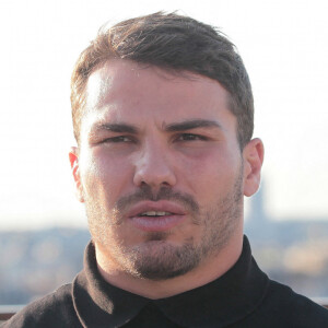 Antoine Dupont participe aux JO
Exclusif - Rencontre avec le joueur de rugby Antoine Dupont à la Tour Eiffel à Paris.  © Jonathan Rebboah / Panoramic / Bestimage 