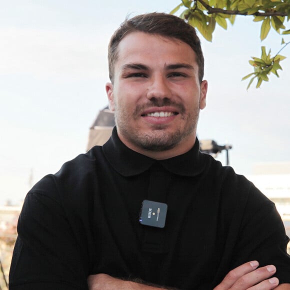 Mais il n'est pas sans savoir que le rugby francais est actuellement impacté par une sombre affaire
Exclusif - Rencontre avec le joueur de rugby Antoine Dupont à la Tour Eiffel à Paris. Le 14 juillet 2024 © Jonathan Rebboah / Panoramic / Bestimage 