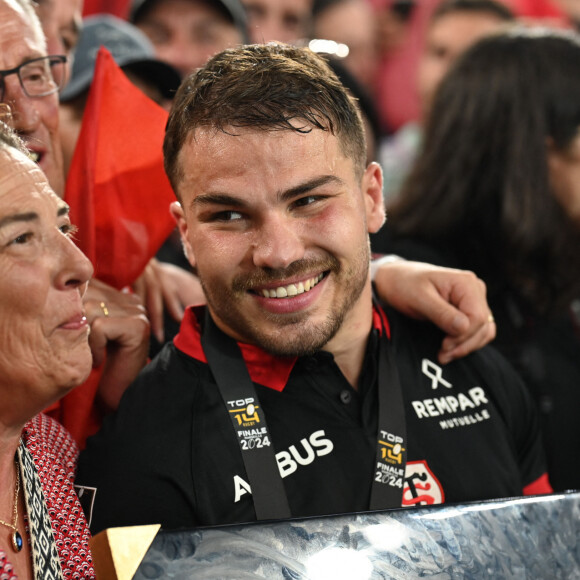 Avec l'équipe de France de rugby à 7
Antoine DUPONT (ST) et sa famille avec le Bouclier de Brennus Stade Toulousain sacré champion de France lors de la finale du Top14 opposant le Stade Toulousain à l'Union Bordeaux Begles au stade Velodrome à Marseille, France, le 2 juin 2024. Toulouse a gagné 59-3. © Valentina Claret/Panoramic/Bestimage 