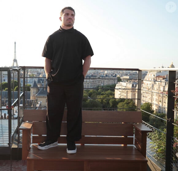 Exclusif - Rencontre avec le joueur de rugby Antoine Dupont à la Tour Eiffel à Paris. Le 14 juillet 2024 © Jonathan Rebboah / Panoramic / Bestimage 