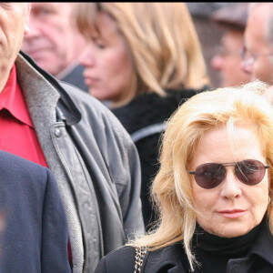 Sylvie Vartan et Tony Scotti lors des obsèques du chanteur Carlos en l'église Saint-Germain des prés à Paris