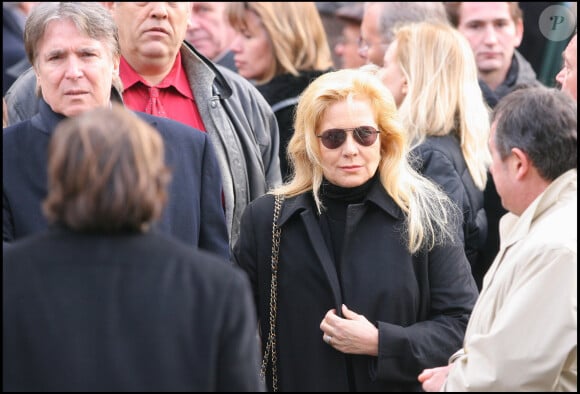 Sylvie Vartan et Tony Scotti lors des obsèques du chanteur Carlos en l'église Saint-Germain des prés à Paris