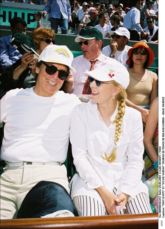 Sylvie Vartan et Tony Scotti dans les tribunes du tournoi de tennis Roland Garros