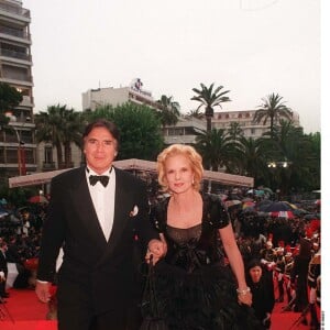 Sylvie Vartan et Tony Scotti à la montée des marches du film "The End of violence" lors du 50ème Festival international du Film de Cannes en 1997