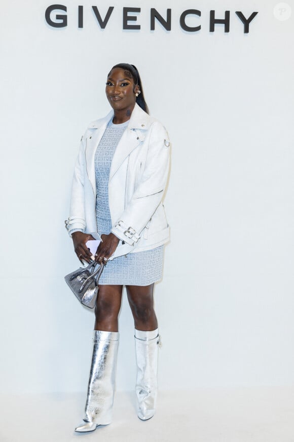 Aya Nakamura pendant le photocall du défilé Givenchy prêt-à-porter automne-hiver 2023/2024 lors de la Fashion Week de Paris (PFW), à Paris, France, le 2 mars 2023