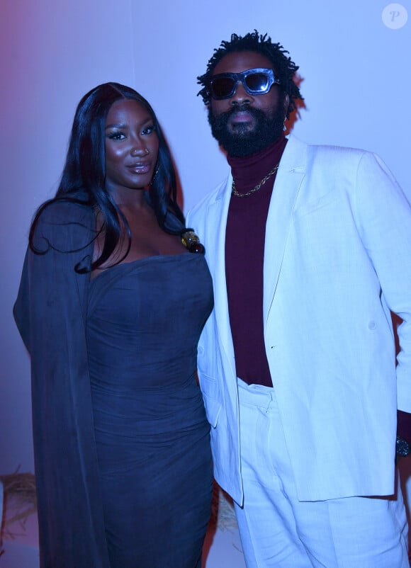 Aya Nakamura et Damso pendant le photocall en front row du défilé "Le Raphia" de la maison Jacquemus au Bourget le 12 décembre 2022