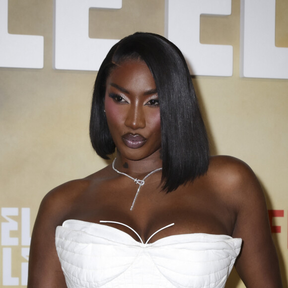 Aya Nakamura incarne un modèle de réussite pour tous les enfants des quartiers populaires. 
Aya Nakamura pendant le photocall de la saison 3 de la série Netflix "Nouvelle Ecole" à Paris